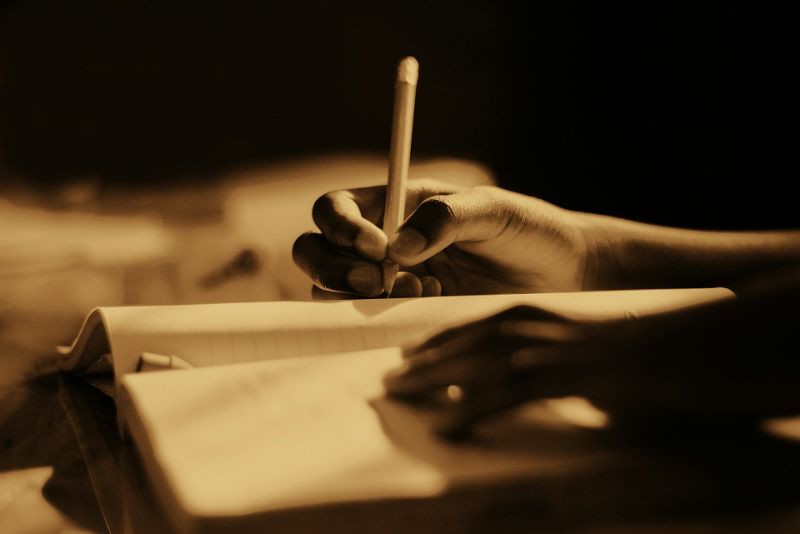 Cómo escribir una carta a tu yo futuro en momentos difíciles